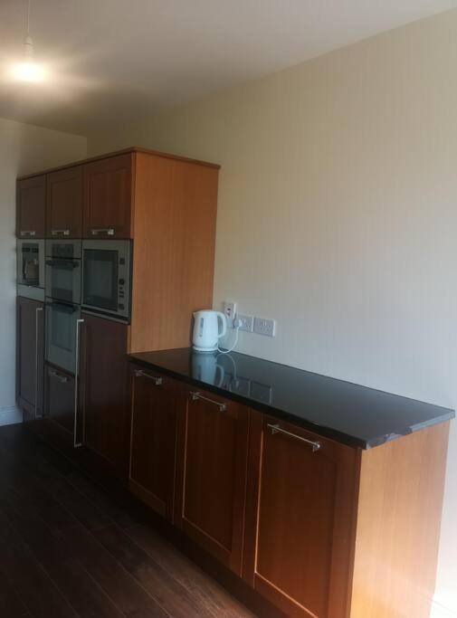 Spacious And Warm 2 Bedroom Apartment Sleeps Up To 5 Athy Buitenkant foto
