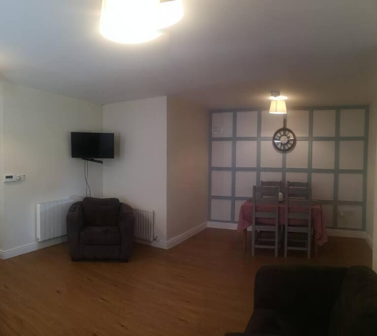 Spacious And Warm 2 Bedroom Apartment Sleeps Up To 5 Athy Buitenkant foto
